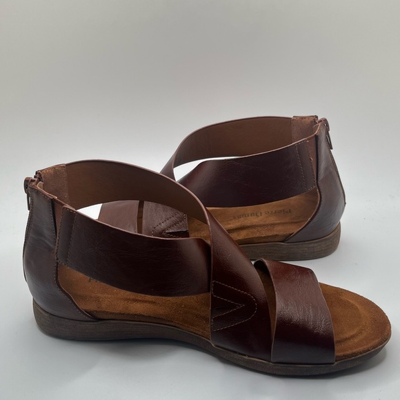 Pierre Dumas Women's Kori Faux Leather Dark Brown Flat Sandals Size 9 - Picture 5 of 14